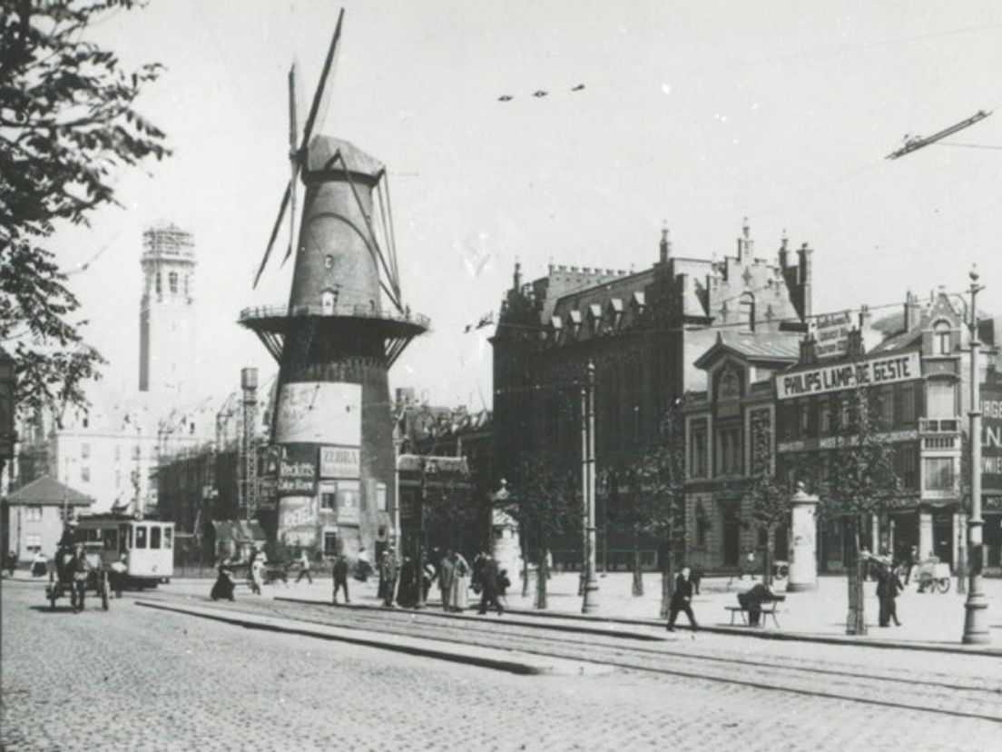 De Coolsingel in 1919 met op de achtergrond het stadhuis in aanbouw