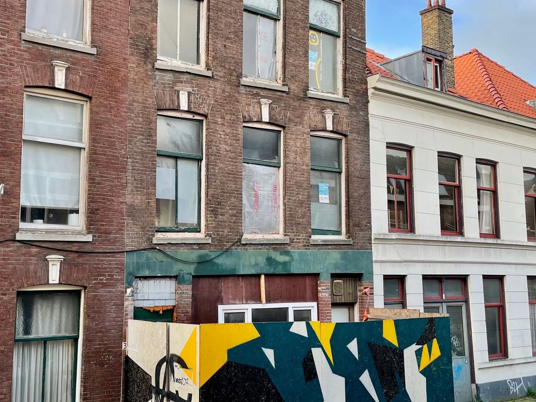 Het huis achter het houten schot is verkocht voor 1 euro en rechts zie je de buurpanden van 1,5 miljoen euro | Foto:
