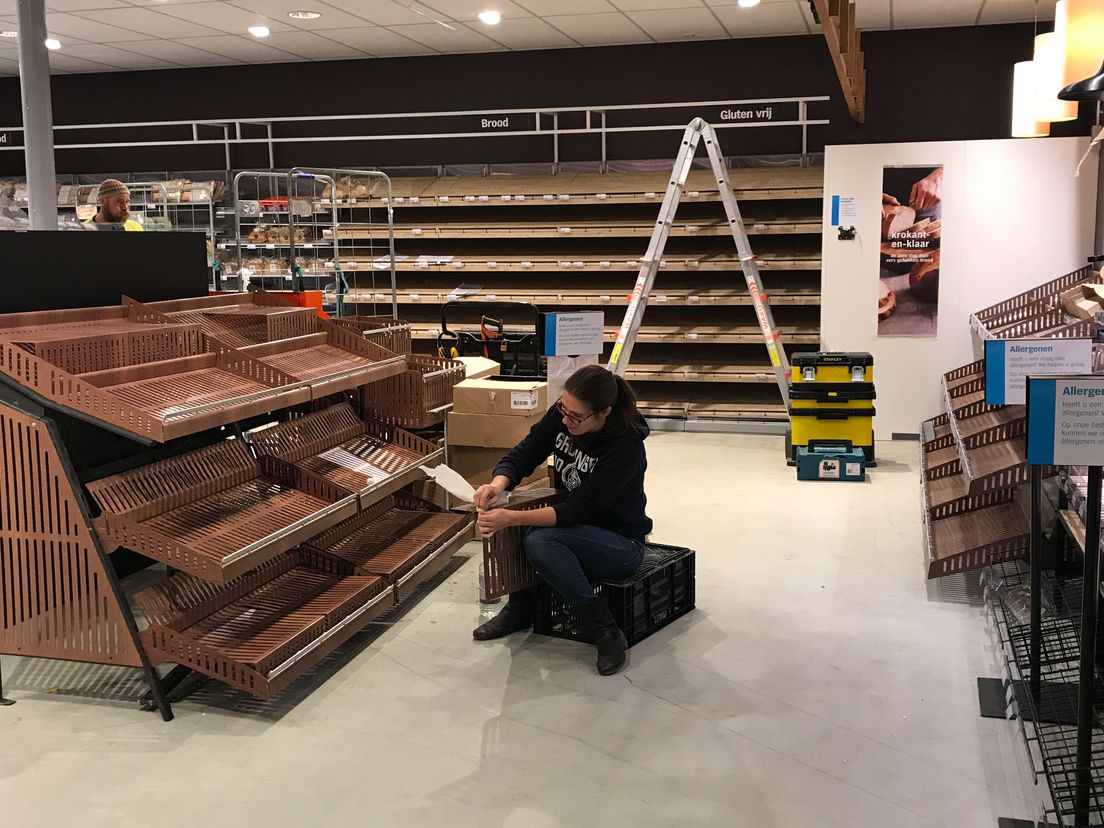 Met man en macht wordt er gewerkt aan de inrichting van de nieuwe AH in Zuidlaren (Rechten: RTV Drenthe / Margriet Benak)