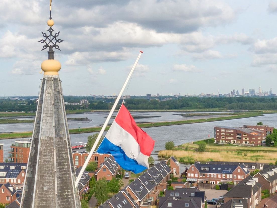 De vlaggen hangen halfstok in Alblasserdam