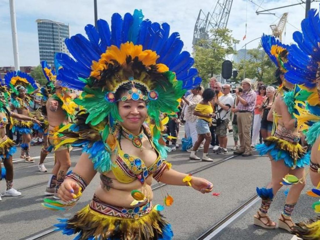 Dansen tijdens de straatparade van het Zomercarnaval 2022