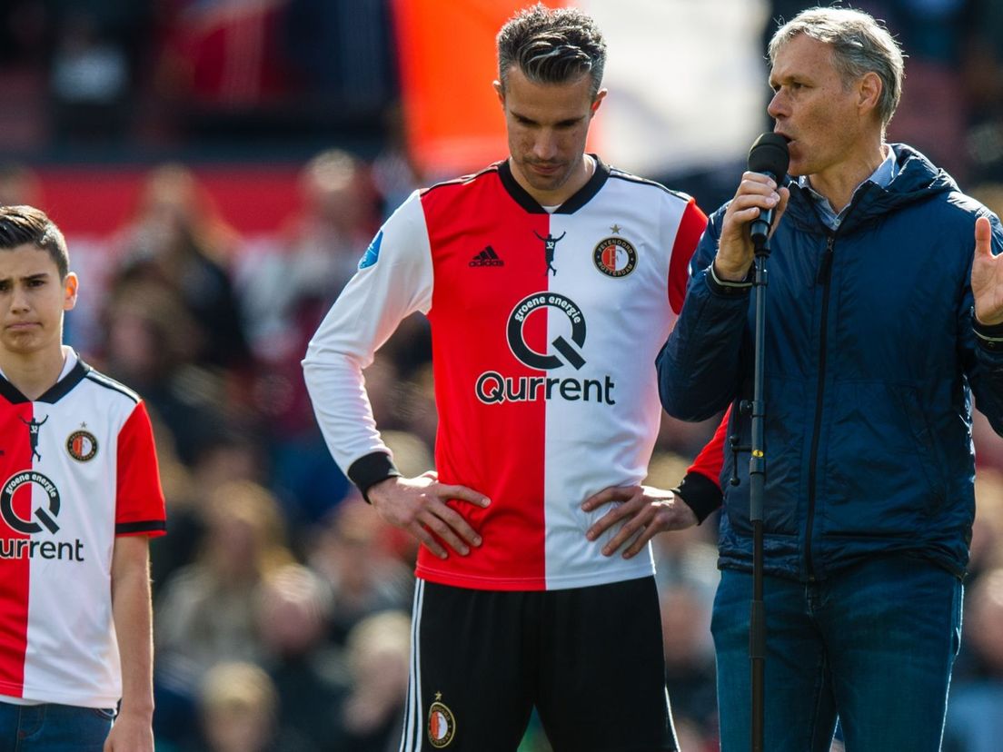 Shaqueel van Persie tekent eerste profcontract bij Feyenoord: 'Alles is hier gewoon prachtig'