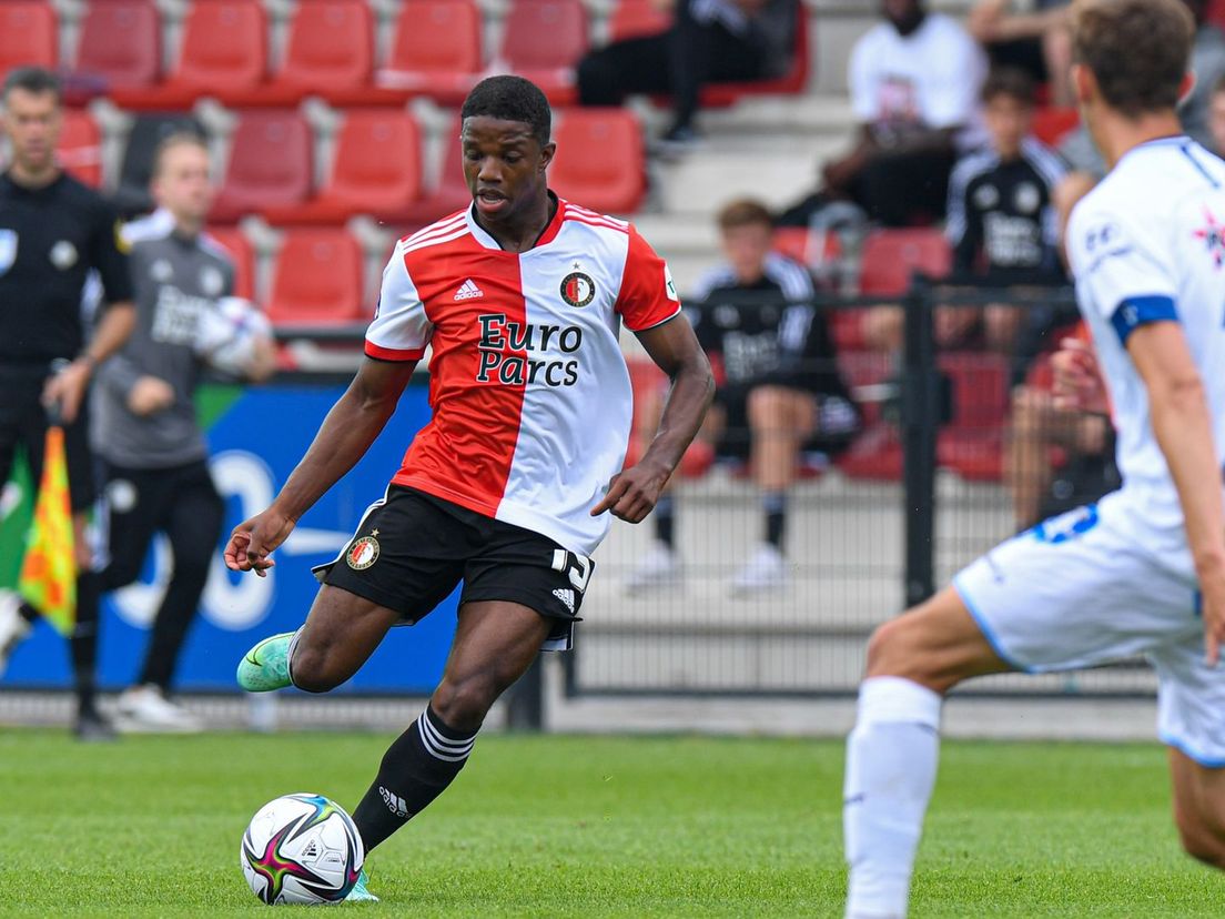 Tyrell Malacia in actie tijdens het oefenduel Feyenoord-AA Gent (1-1)