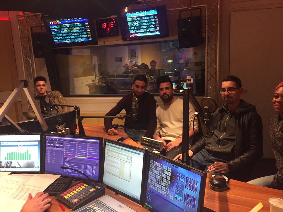 Kiezende jongeren in de studio