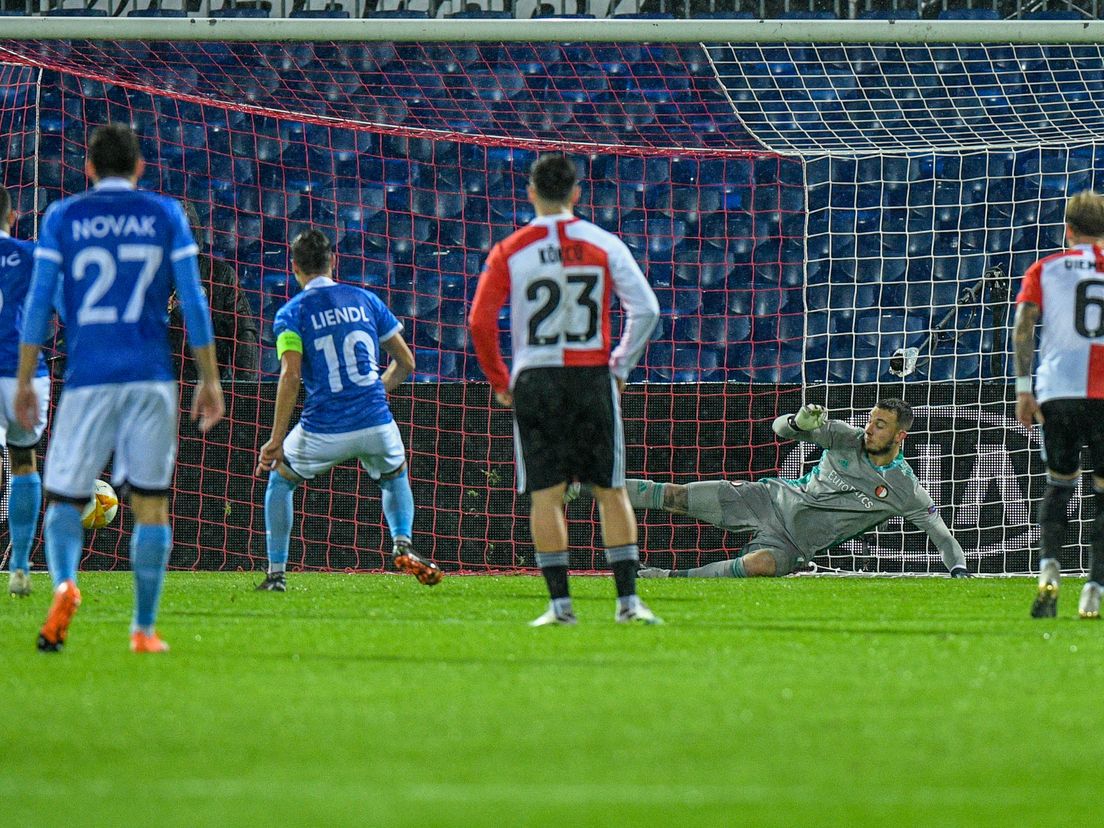 Michael Liendl benut zijn eerste strafschop tijdens Feyenoord-Wolfsberger AC. (VK Sportphoto - Yannick Verhoeven)