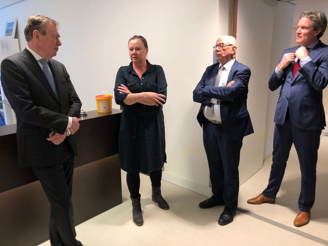 Minister Bruins (links) op bezoek in het SMC. Rechts burgemeester Van Oosten en naast hem directeur Paul van der Velden.