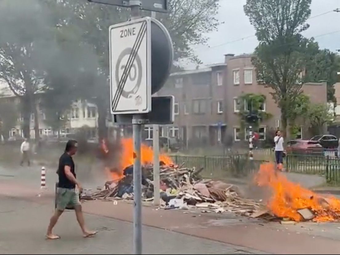 Vuilniswagen kiepert stapel brandend afval op Laan van Meerdervoort