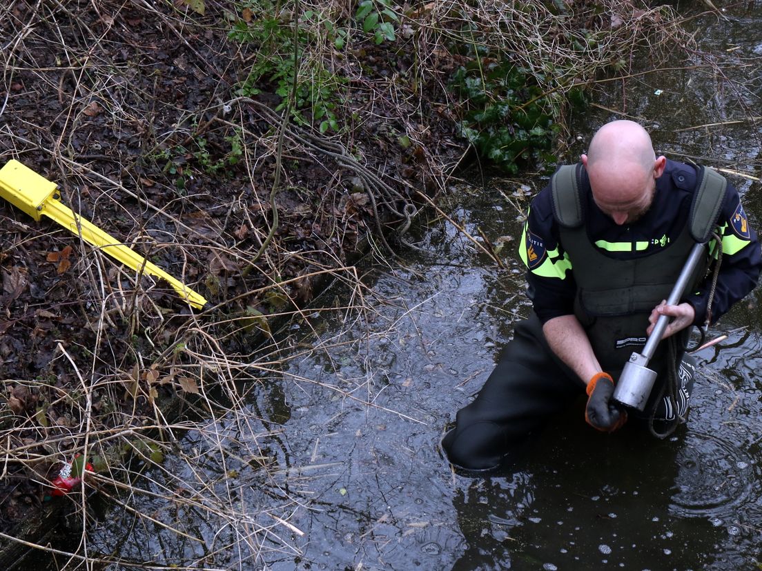 Duikers zoeken naar sporen schietpartij in Hellevoetsluis (MediaTV)