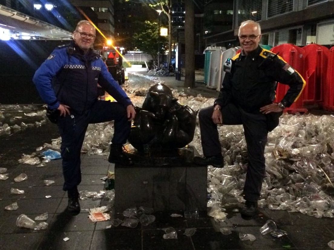 De rommel na afloop van het feest van zondagavond in het centrum van de stad (Foto Stadsbeheer010)