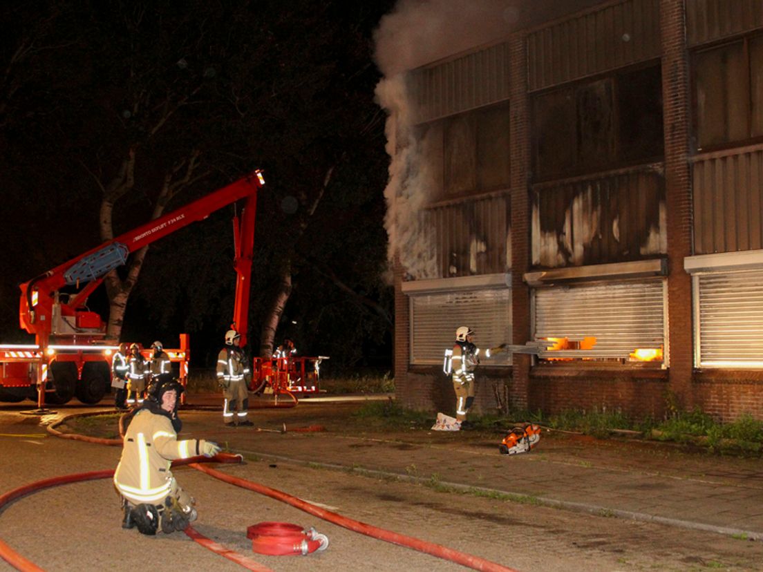 Brand bij autobedrijf Penders
