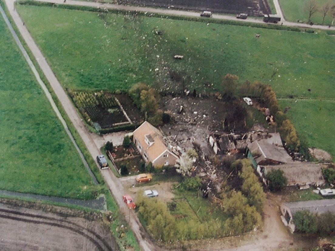 De boerderij van de familie Annen vlak na de ramp gefotografeerd vanuit een helikopter (Rechten: Koninklijke Luchtmacht)