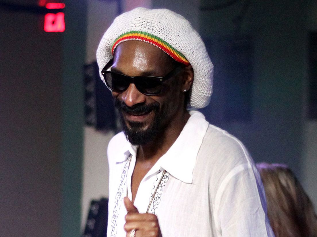 Snoop Dogg. Hij maakt hits, maar neemt ook wel eens een hit.