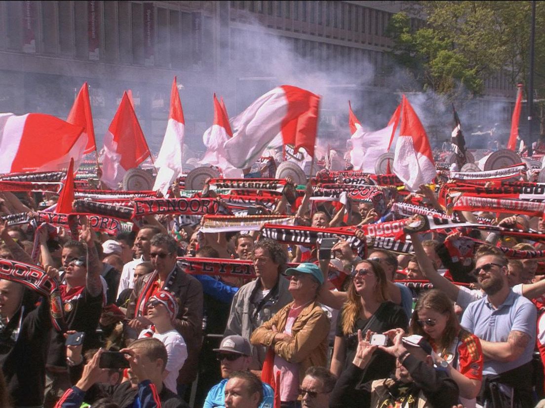 Fans met vlaggen van Feyenoord