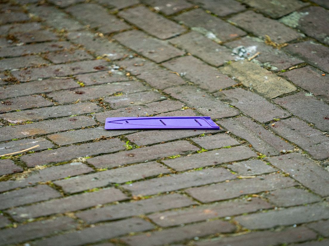 Deze beschermhoes van een mes lag op straat en is meegenomen door de politie.