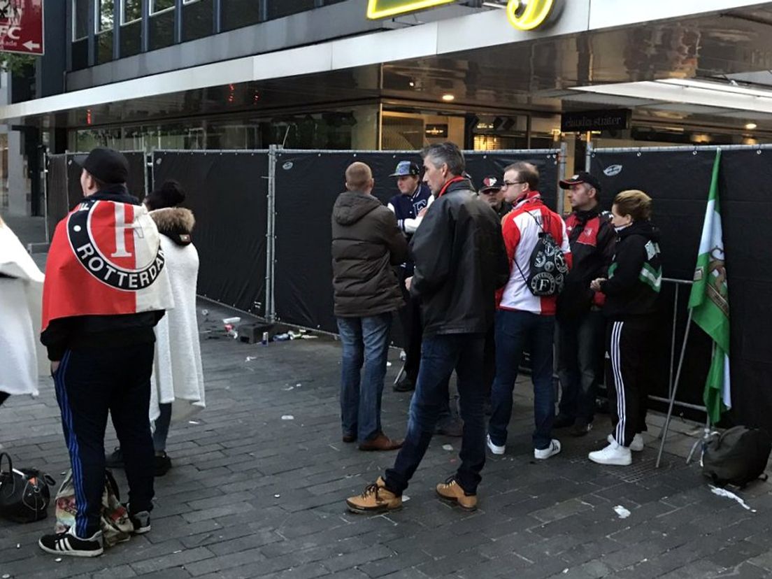 Eerste fans bij de Lijnbaan