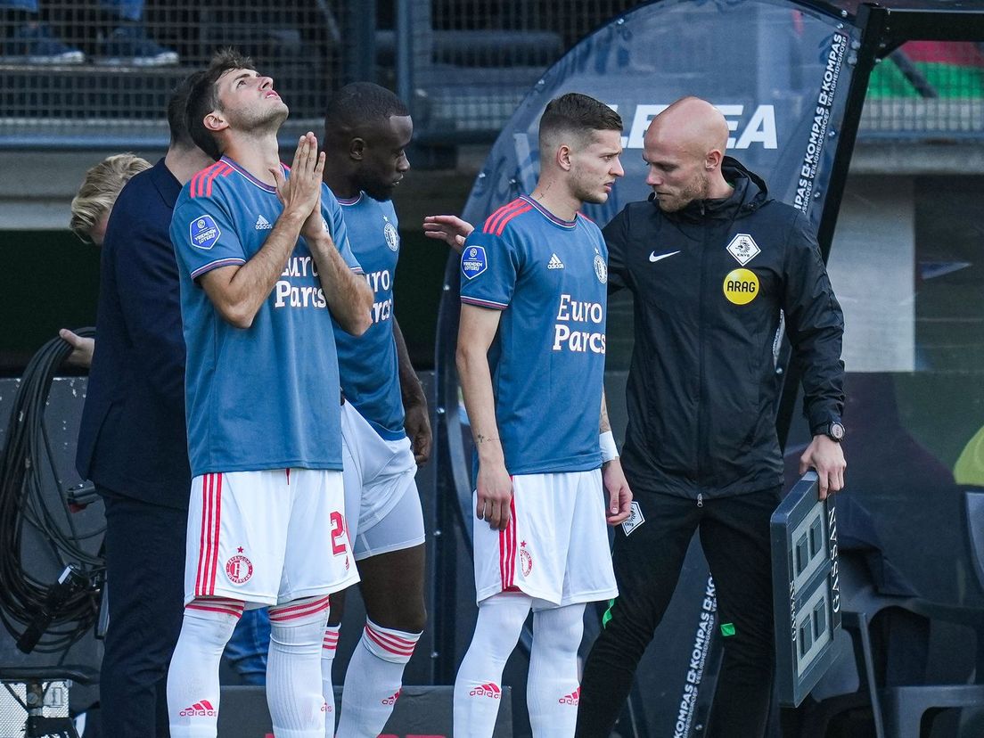Halverwege de tweede helft voerde hoofdtrainer Arne Slot bij Feyenoord een driedubbele wissel door tegen NEC