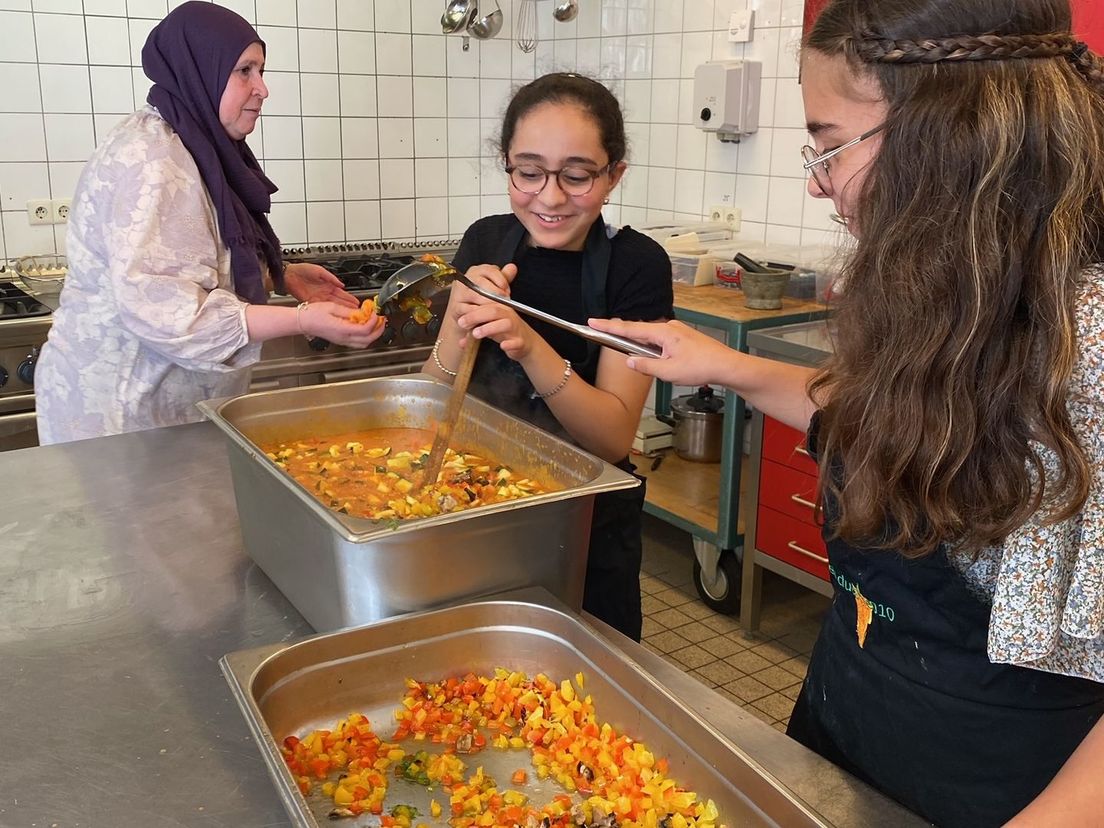 Leerlingen en hulpouders helpen mee met koken