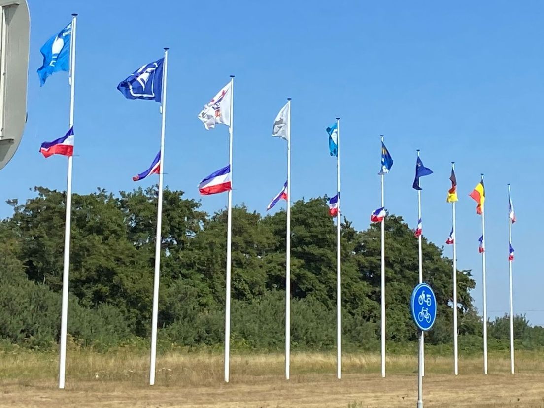 Omgekeerde vlaggen langs de N59 op Goeree-Overflakkee