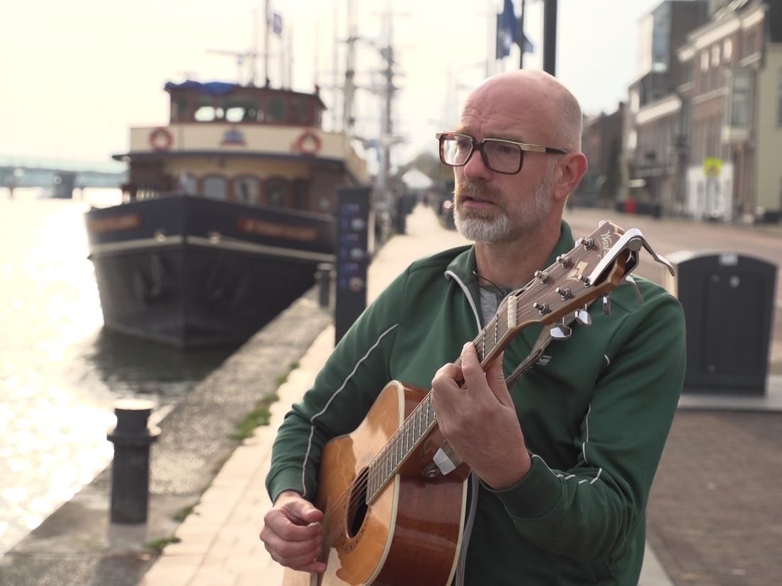 Kampenaren componeren en schrijven liederen over struikelsteentjes