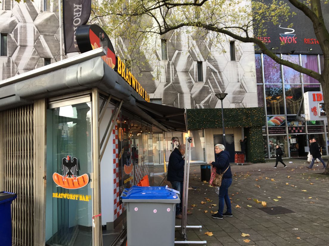 Bratwurst-kiosk bij Bijenkorf en schuin tegenover het Rotterdams Stadhuis vanuit ander perspectief