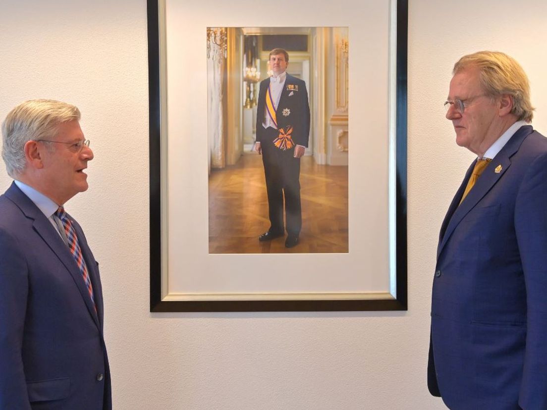 Aptroot (links) wordt beëdigd door Commissaris van de Koning Jaap Smit.