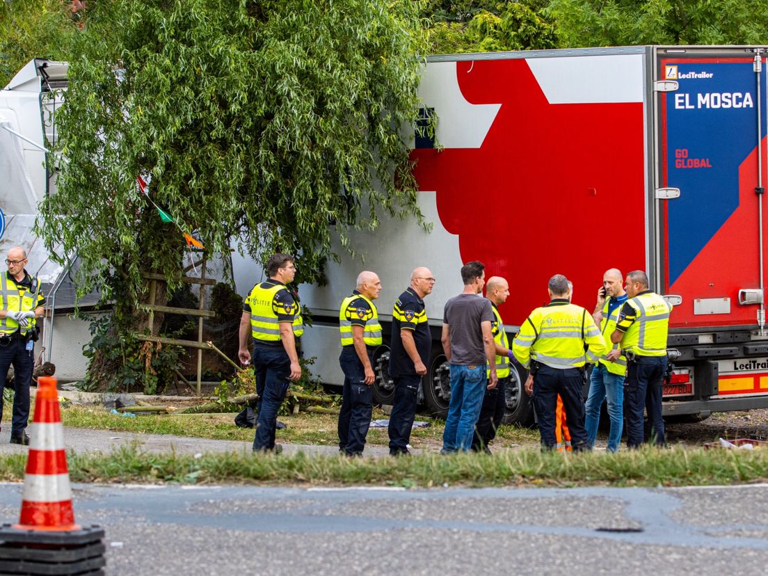 Hulpdiensten bij dodelijk ongeval met een vrachtwagen in Nieuw-Beijerland