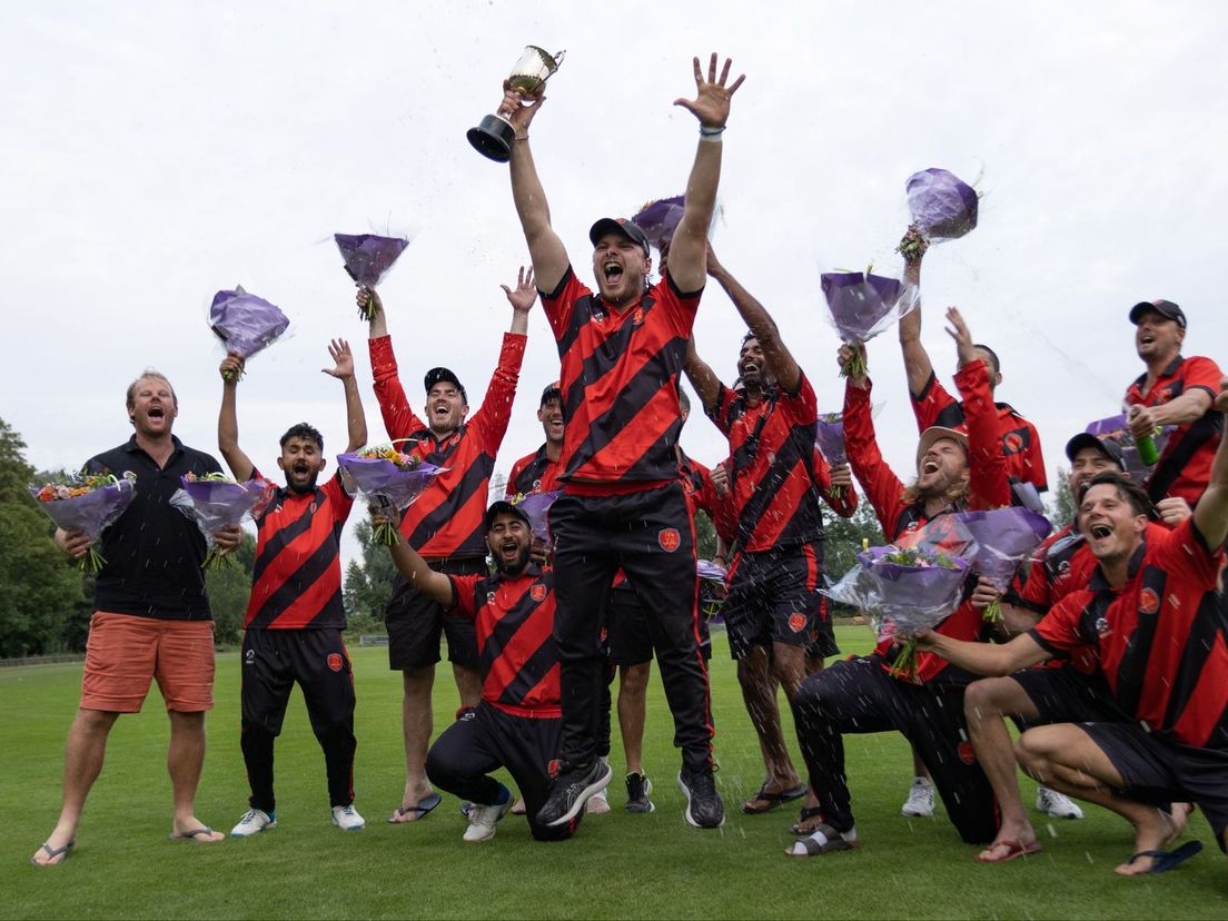 Feest bij VOC na het winnen van het T20 toernooi in Schiedam