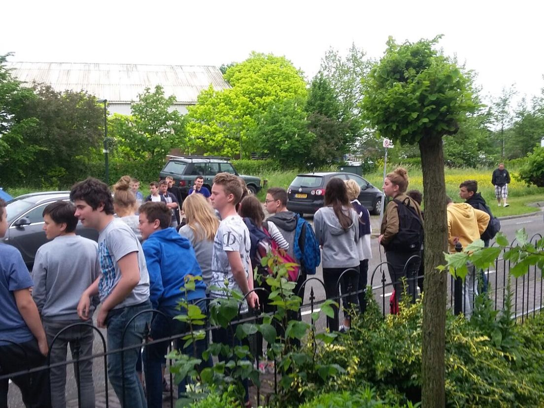 De kinderen buiten de woning van de familie Van Rijswijk