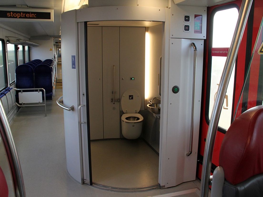 Een toilet in een trein