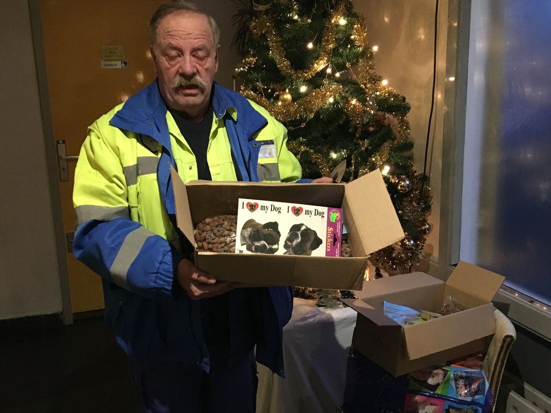 Dankzij gulle supermarktklanten en de Dieremambulance Rotterdam-medewerkers vindt de nooddruftige hond en kat straks gewoon ook een voedselpakket onder kerstboom