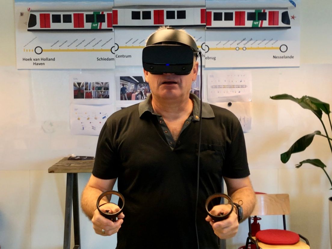 Ook verslaggever Jacco van Giessen bekijkt het interieur met een Virtual Reality helm