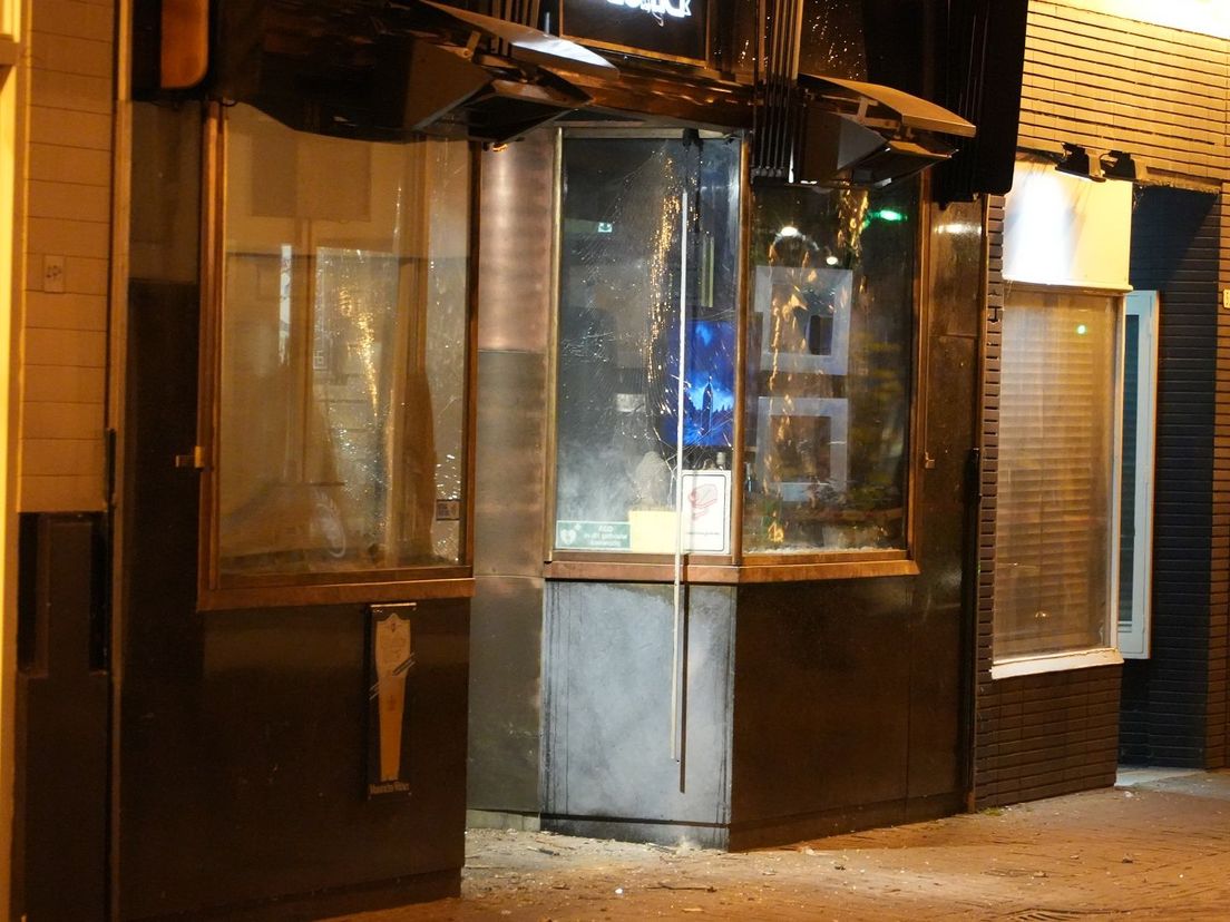 Ruit aan diggelen en deur kapot na explosie voor café Pacha in Schiedam