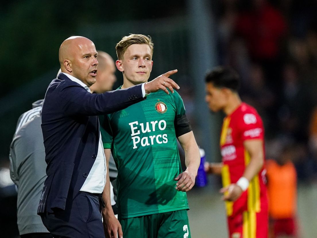Arne Slot geeft aanwijzingen tijdens de wedstrijd aan Marcus Pedersen