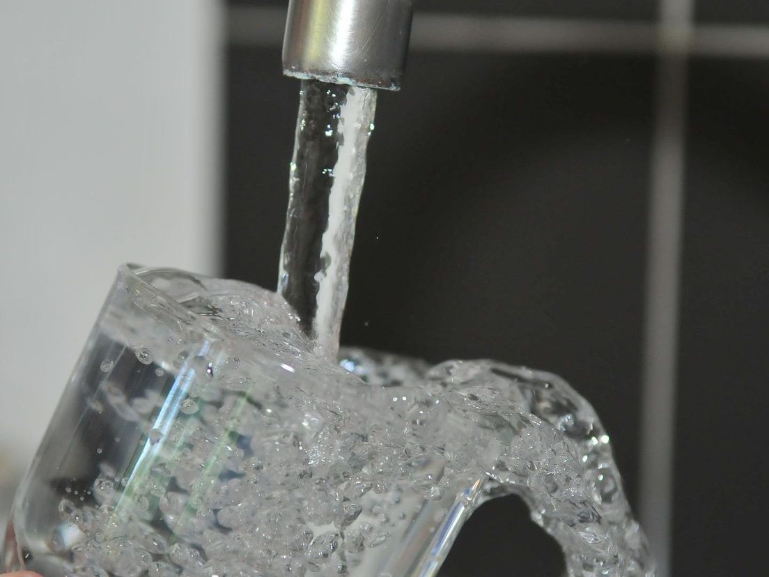 Een glas water vullen staat mogelijk onder druk