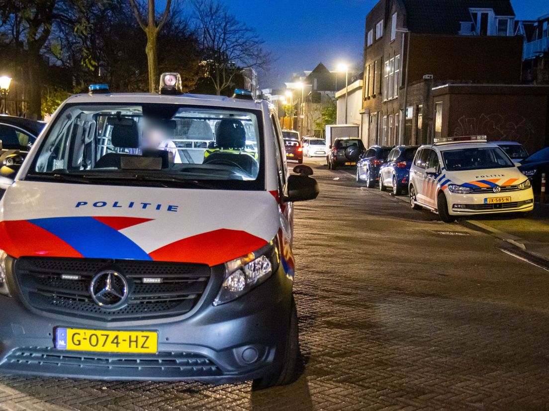 In de Nieuwe Buurt in Schiedam werd donderdagmiddag een jonge vrouw in haar nek gestoken