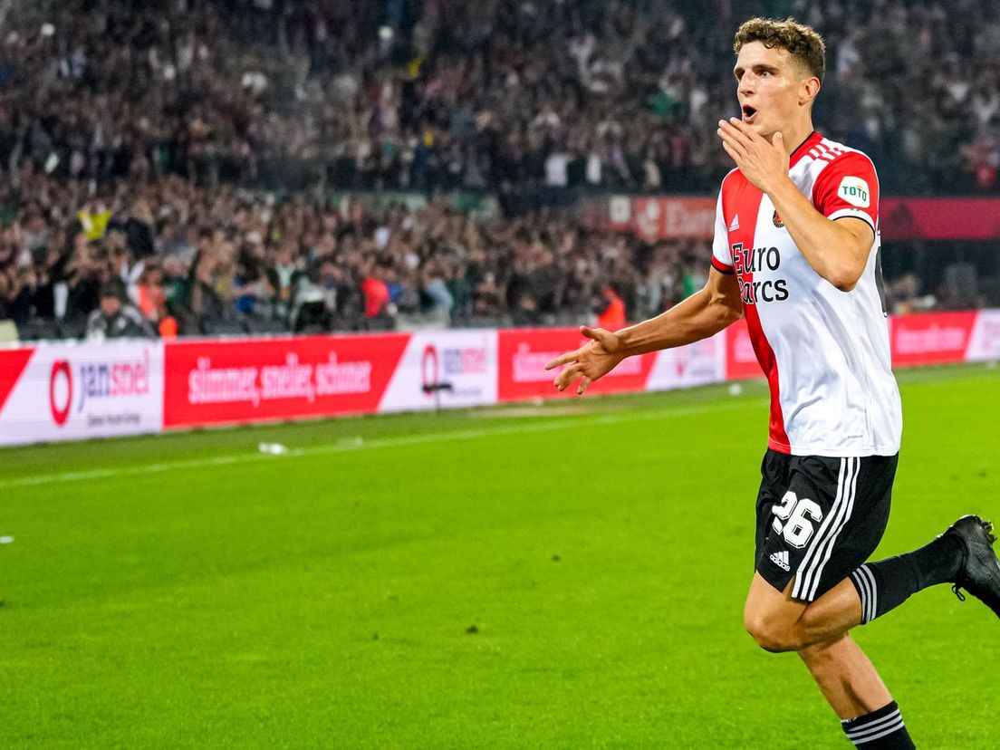 Guus Til juicht na een van zijn treffers in de slotfase tegen NEC