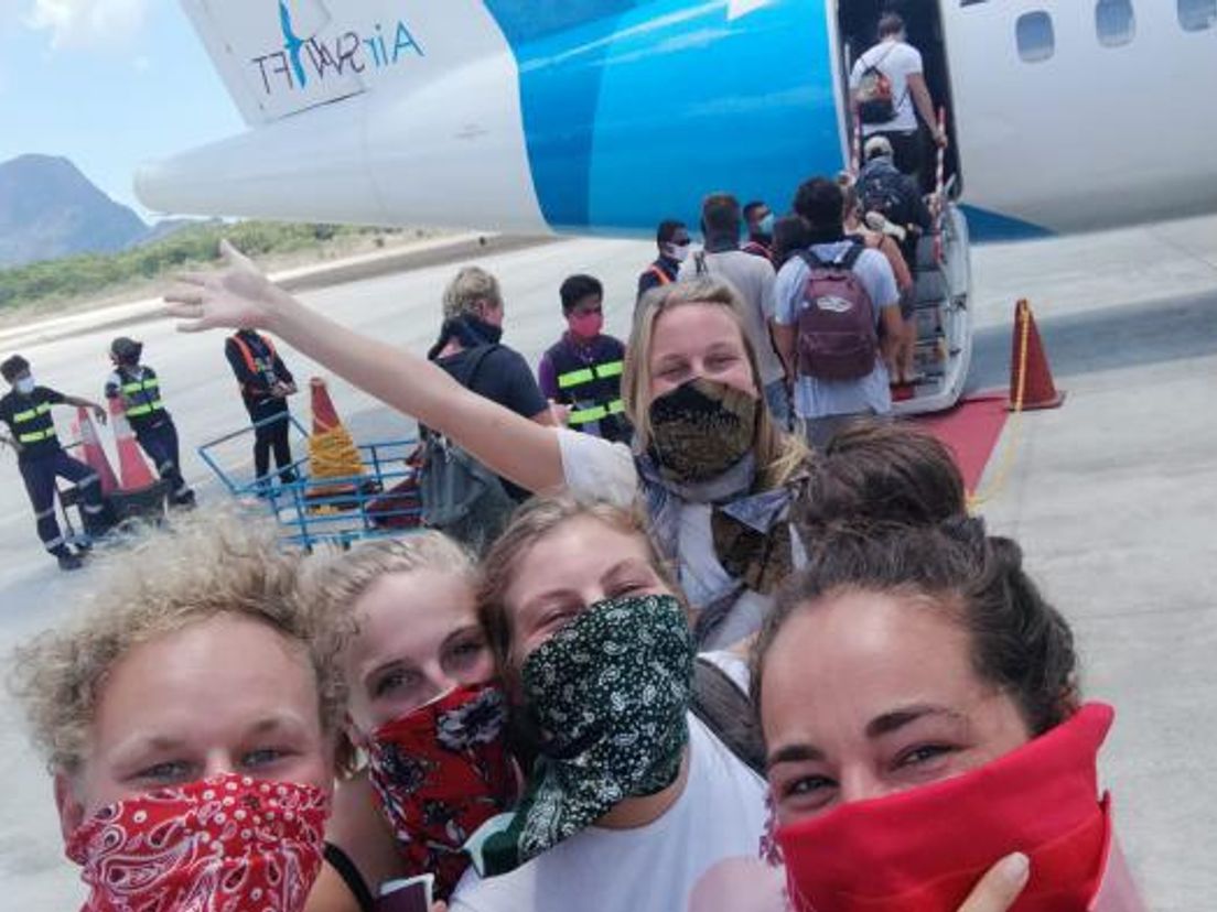 Sander (links) met andere reizigers voor hun vlucht naar Manilla
