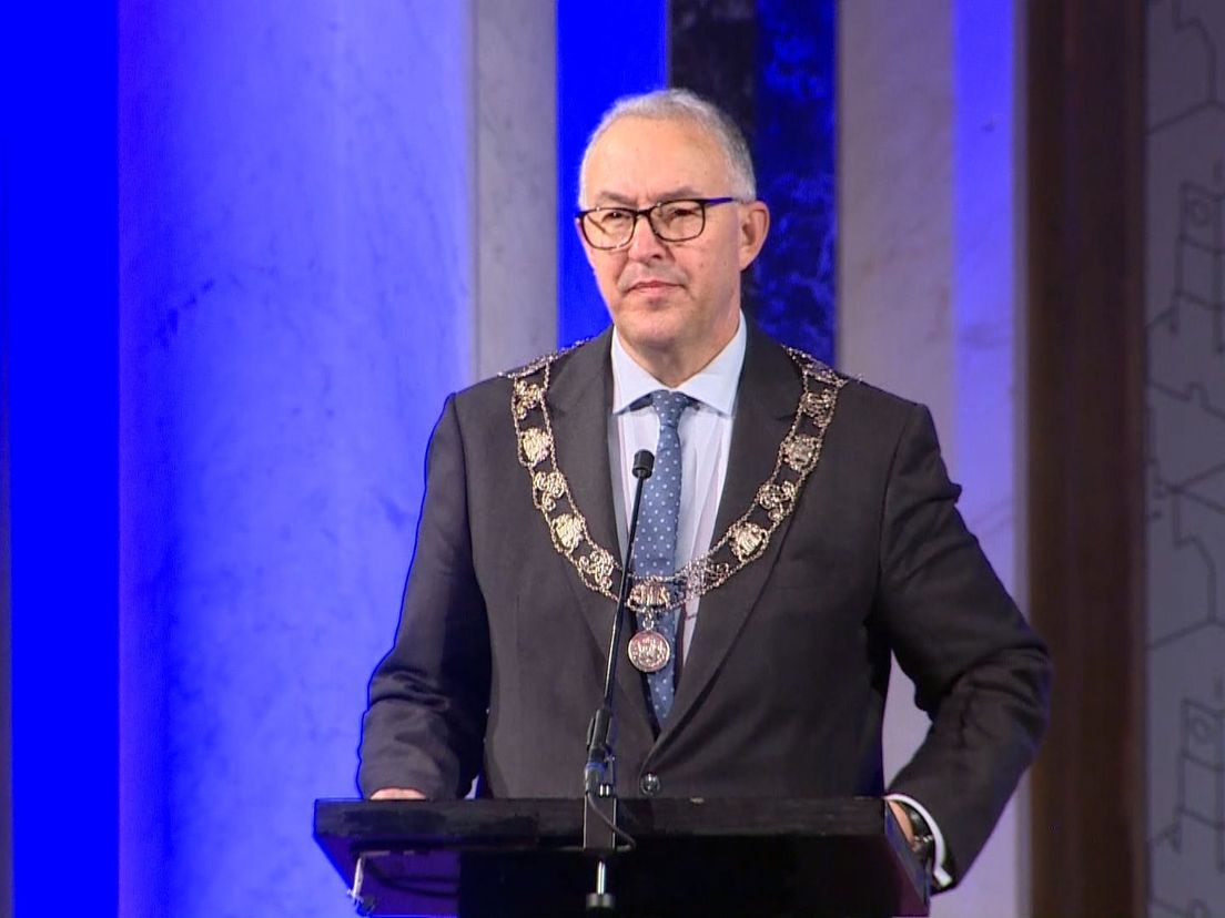Burgemeester Ahmed Aboutaleb tijdens zijn toespraak in de Laurenskerk.