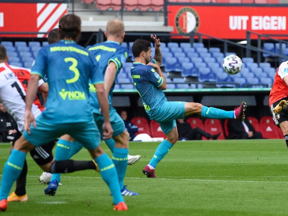Steven Berghuis schiet over in de openingsfase van Feyenoord-Sparta. (VK Sportphoto - Yannick Verhoeven)