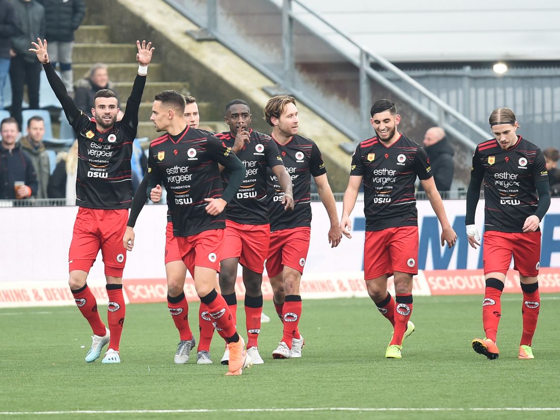 Ahmad Mendes Moreira met zijn vingertje voor de mond na zijn goal bij FC Den Bosch-Excelsior (Bron: ANP - Henk van Esch)