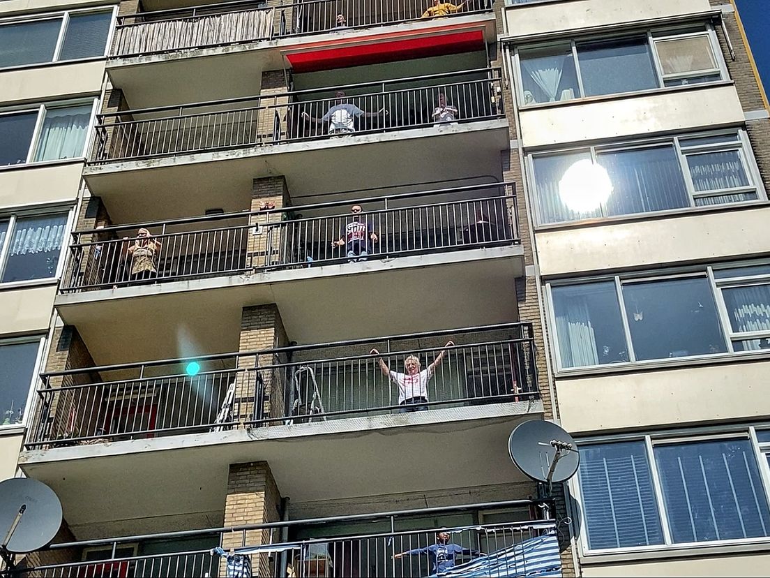 Bewoners van het Louis Zimmermanplein strijden tegen de 'balkonbuik'