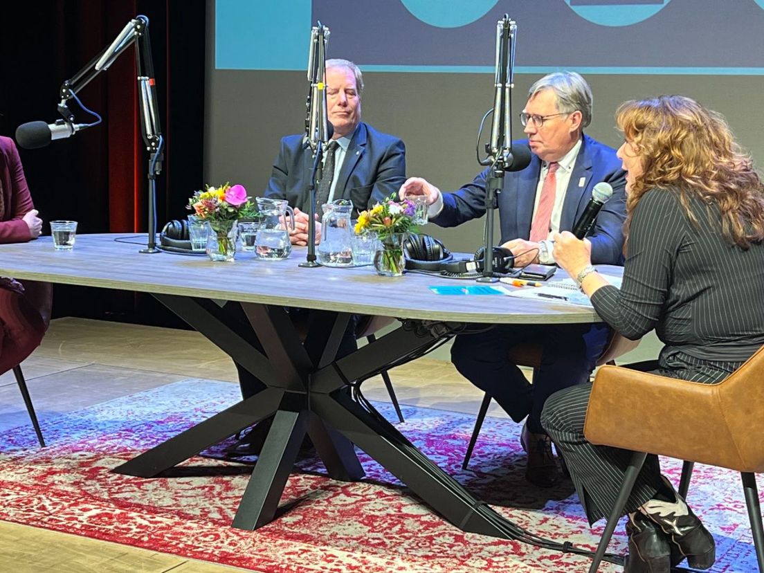 Presentator Suzanne Mulder in gesprek met de burgemeesters van Hellevoetsluis, Westvoorne en Brielle