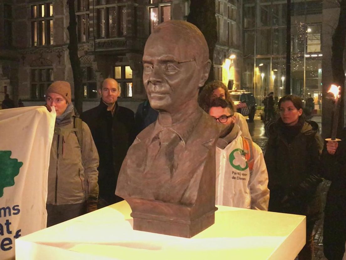 Het borstbeeld van minister Henk Kamp