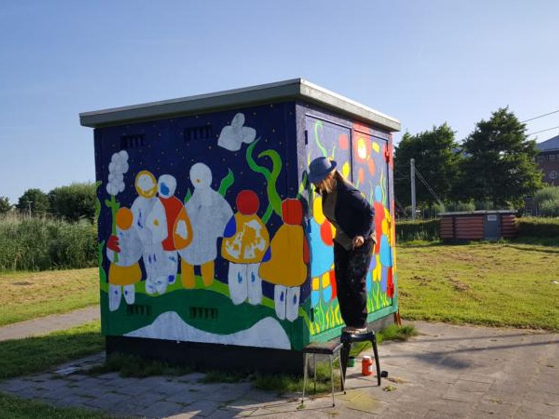 Kunstenaar Lee-Anne van den Brand beschildert elektriciteitshuisjes