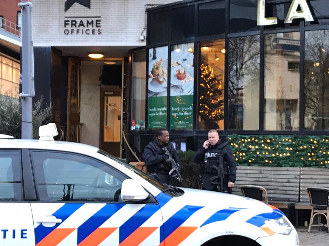 Zwaarbewapende politieagenten bij het HBU-gebouw
