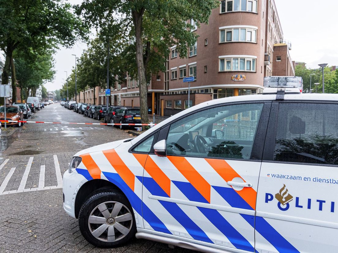 De politie doet onderzoek aan de Rotterdamse Persoonshaven.