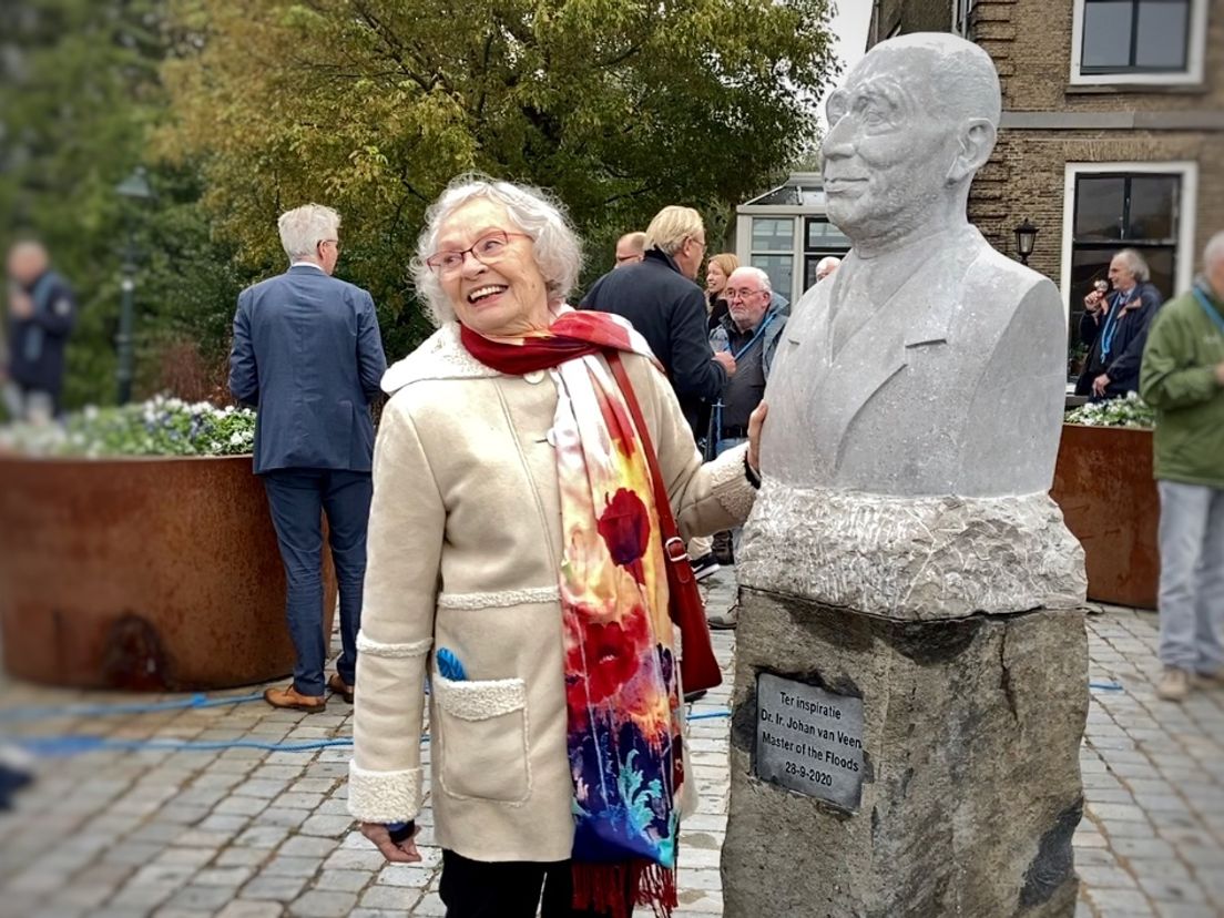 Dochter Marian van Veen bij het net onthulde beeld van Johan van Veen
