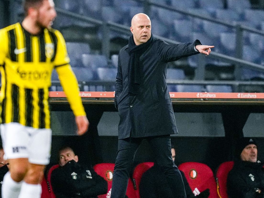 Arne Slot coachend langs de lijn tijdens Feyenoord-Vitesse