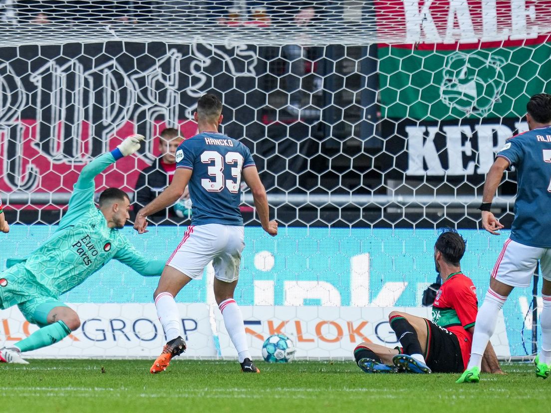 Iván Márquez glijdt de 1-1 binnen voor NEC tegen Feyenoord
