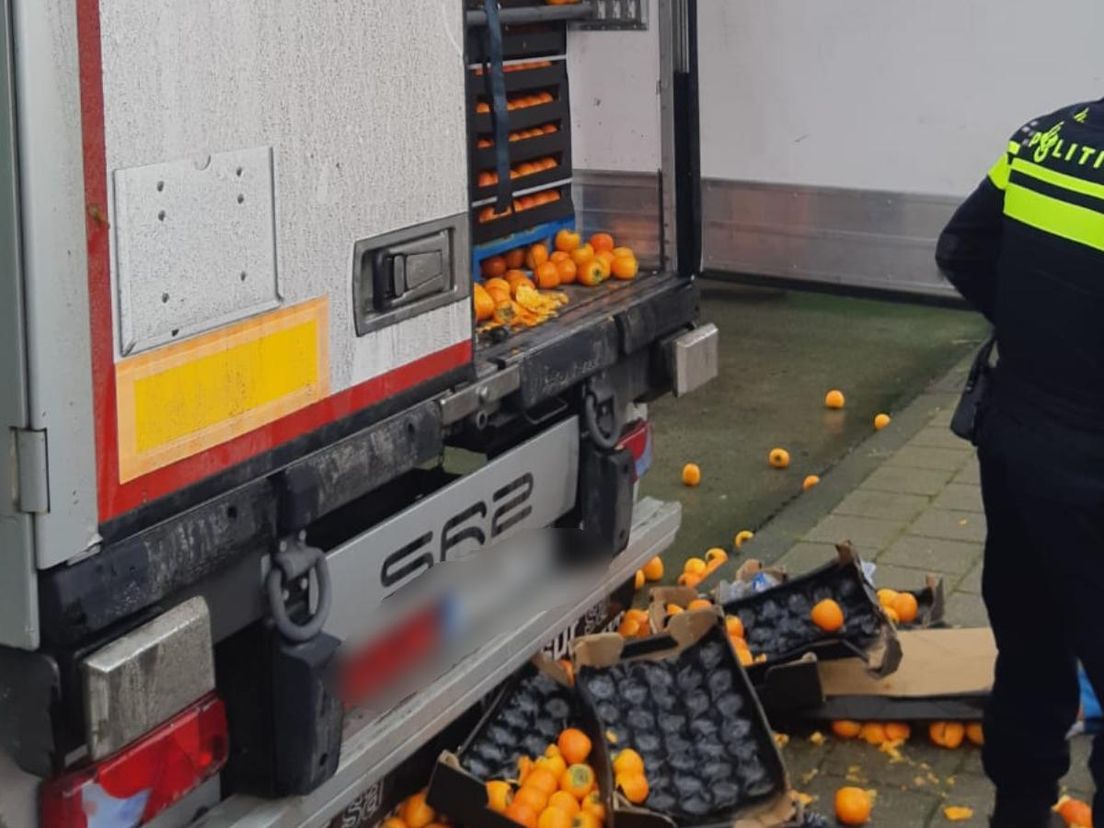 Acht inklimmers in Ridderkerk uit Spaanse vrachtwagen gehaald.